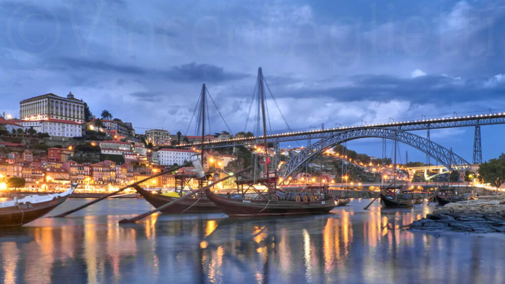 Pont Dom-Luís I et quais de Porto illuminés à l’heure bleue sur le Douro