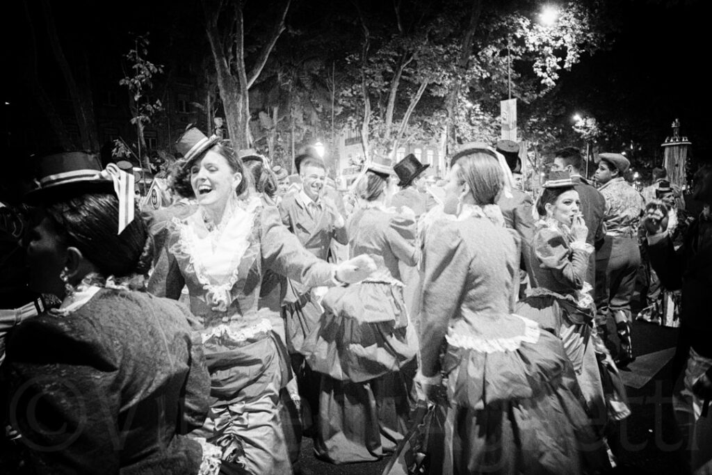 Groupe de danseurs du quartier Saint Engracia pendant la Saint-Antoine à Lisbonne