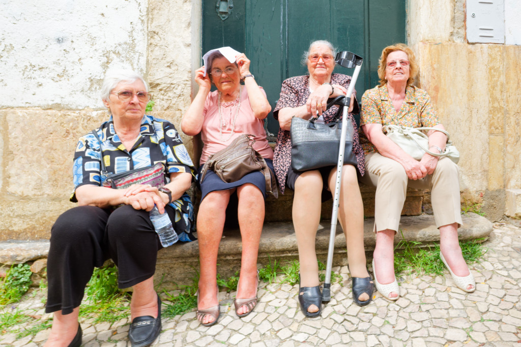 Quatre femmes assises dans une rue de Lisbonne lors du projet photographique Saudade