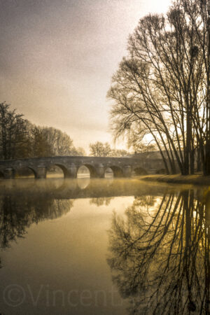 Pont de pierre sur l’Ouche en Bourgogne avec arbres reflétés dans l’eau