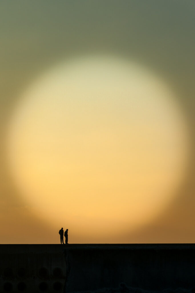 Deux silhouettes se détachant dans une lumière dorée en contre-jour